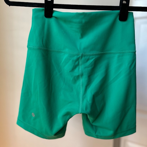 Lululemon Set – Green Top & High-Rise Shorts - Picture 5 of 6